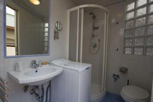 La salle de bains est pourvue d'un lavabo, d'une douche et de toilettes. dans l'établissement Santa Reparata Loft Florence, à Florence