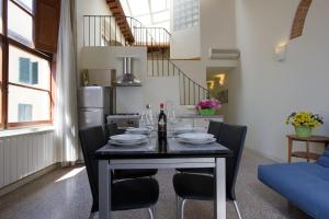 une salle à manger avec une table et des chaises noires dans l'établissement Santa Reparata Loft Florence, à Florence