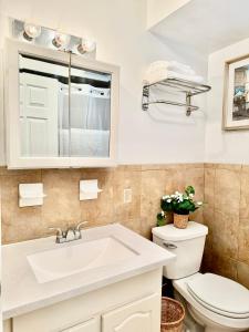 Bilik mandi di Stylish Evergreen Apartment By Newark Airport