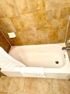 Bilik mandi di Stylish Evergreen Apartment By Newark Airport