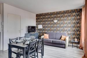 a living room with a table and a couch at 809 Suite Fantastic - Superb apartment in Bagnolet