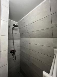 La salle de bains est pourvue d'une douche avec un pommeau de douche. dans l'établissement L'Horizon, à Villers-sur-Mer