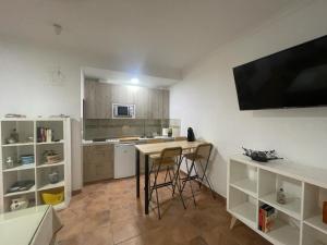 kuchnia ze stołem i krzesłami w pokoju w obiekcie El apartamento de Ana -Jerez w mieście Jerez de la Frontera +14 zdjęć