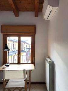 a room with a desk and a window and a radiator at Mansarda Raffaello in Seregno