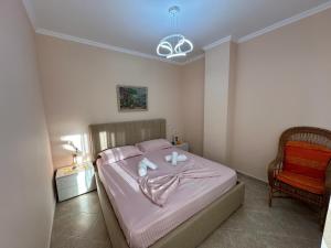 um quarto com uma cama com duas toalhas em Sunset Sea View - Beachfront Balcony - AC - Wifi em Durrës