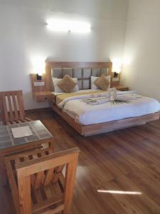 Ένα ή περισσότερα κρεβάτια σε δωμάτιο στο Jim Corbett Tiger Resort