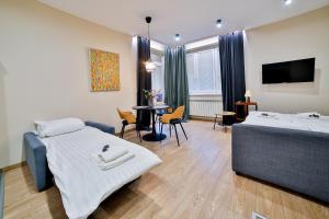 ein Hotelzimmer mit 2 Betten und einem Tisch in der Unterkunft Studio ArtDeco in Rabka-Zdrój