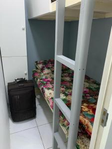 Habitación con litera y maleta en Peaceful Partitions, en Dubái