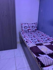 Un pat sau paturi într-o cameră la Peaceful Partitions