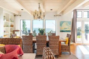 - une salle à manger avec une table et des chaises dans l'établissement Summer Beach House, à Summerland