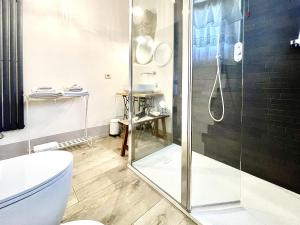 a bathroom with a shower and a toilet at Vento d’Orcia in Pienza