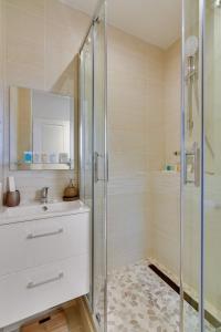 ein Bad mit einer Dusche und einem Waschbecken in der Unterkunft 810 Suite Lucky sam - Superb apartment in Bagnolet