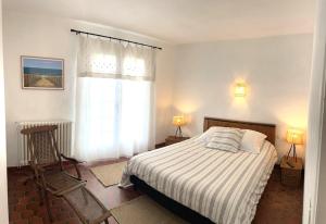 une chambre avec un lit et une fenêtre dans l'établissement *Villa Catalpas* Landaise, rénovée avec piscine, à Léon