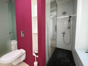 Ένα μπάνιο στο Konventna apartment in city heart, designed, spacious