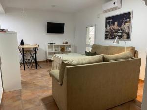 salon z kanapą i stołem w obiekcie El apartamento de Ana -Jerez w mieście Jerez de la Frontera