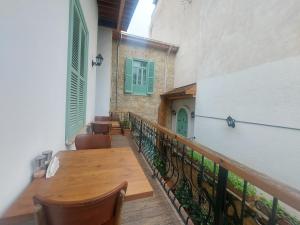 d'un balcon avec une table et des chaises en bois. dans l'établissement Hotel Valide Hanim Konak, à Lefkosa Turk