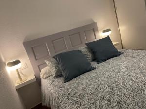 Łóżko lub łóżka w pokoju w obiekcie El apartamento de Ana -Jerez