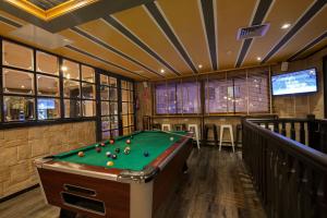 Biliár nebo kulečník v ubytování Hotel Camellot by Nexta + 26 fotografií