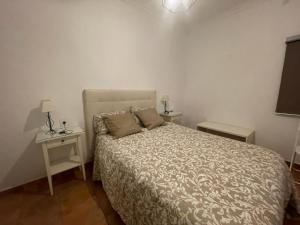 Łóżko lub łóżka w pokoju w obiekcie El apartamento de Ana -Jerez