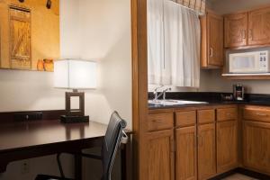 Kuchyň nebo kuchyňský kout v ubytování Country Inn & Suites by Radisson, Lubbock, TX
