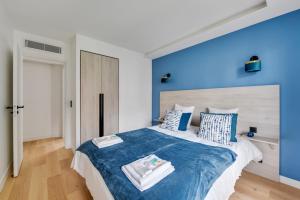 Un pat sau paturi într-o cameră la 330 Suite Pernet 3 : Elegance and Comfort in Paris
