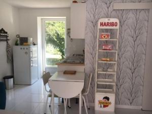 Cottage chaleureux face à l'étang في Précy: مطبخ بطاولة وقمة كونتر