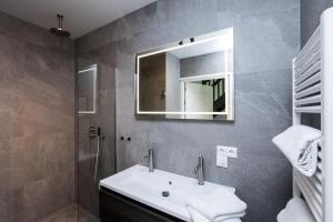a bathroom with a sink and a mirror at Vakantiehuis aan het water met hottub in Dokkum +48 photos