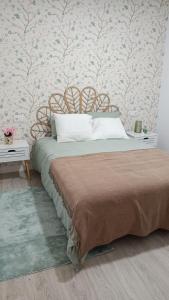 1 dormitorio con 1 cama con pared estampada en APARTAMENTO MENCER, en Malpica de Bergantiños