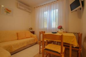 ein Wohnzimmer mit einem Tisch und einem Sofa in der Unterkunft Martinis Yellow in Novigrad Istria