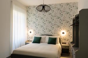 Damatti Room في مسينة: غرفة نوم بسرير وورق ورق جدران