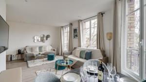 uma sala de estar com um sofá e uma mesa em 153 Suite Mylene - Superb apartment in Paris em Paris