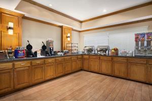 Restoran atau tempat lain untuk makan di Country Inn & Suites by Radisson, Lubbock, TX