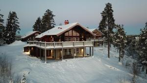 uma casa grande na neve com neve em Alpstigen 6A - 10 bäddars fjällstuga mitt i Järvsöbacken em Järvsö