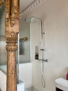 y baño con ducha y barra de madera. en La Casa Juan Ranas, en Granada