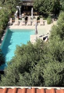 Výhled na bazén z ubytování MAISON - ELEA nebo okolí