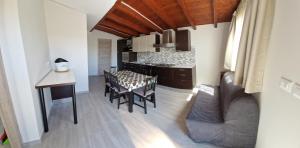 a kitchen and dining room with a table and chairs at Casa vacanze Villa Marta in Porto San Giorgio