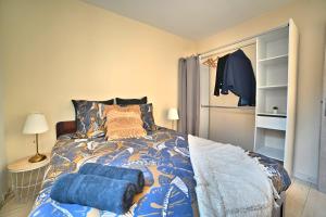 ein Schlafzimmer mit einem Bett mit blauen Kissen darauf in der Unterkunft Porte Royale - Charme de l'ancien rénové - Hyper Centre - Tv 4K - Fibre in La Rochelle