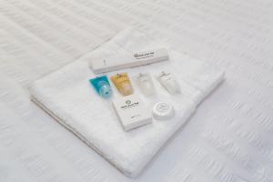 Una manta blanca con productos de marca en una cama en 206 Suite Hermès - Superb apartment in Paris, en París