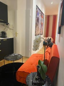 1 dormitorio con 1 cama de color naranja y TV en 206 Suite Hermès - Superb apartment in Paris, en París