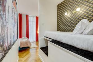 1 dormitorio con 1 cama con cabecero grande en 206 Suite Hermès - Superb apartment in Paris, en París