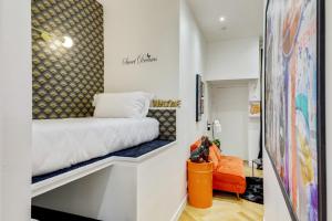 1 dormitorio con 1 cama en una habitación en 206 Suite Hermès - Superb apartment in Paris, en París