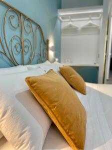 墨西拿的住宿－Damatti Appartamento，床上有2个枕头