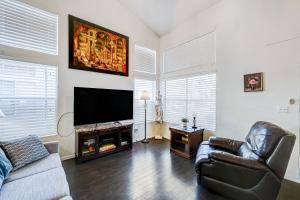 Chic Vegas Retreat: Near Top Attractions