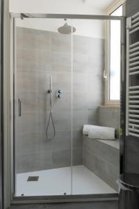 墨西拿的住宿－Damatti Appartamento，浴室里设有玻璃门淋浴