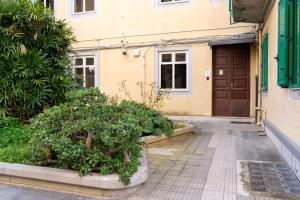 Damatti Appartamento في مسينة: مبنى فيه باب وبعض النباتات أمامه