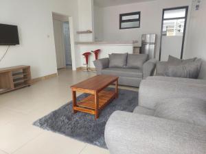Centre de Flacq的住宿－ANILLAH APPARTMENTS，客厅配有两张沙发和一张咖啡桌