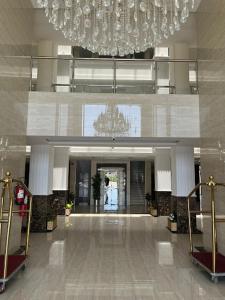 a large lobby with a chandelier in a building at رفان للشقق المخدومة in Khamis Mushayt