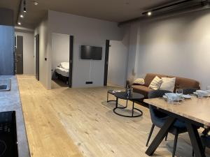 una sala de estar con un sofá y una mesa en Tryggvabraut, en Akureyri