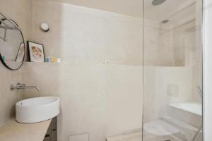 uma casa de banho com um chuveiro, um WC e um lavatório. em 142 Suite Ober - Superbe Appartement à Paris em Paris
