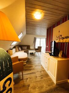 Habitación de hotel con cama y TV en Hotel Anka, en Norddorf